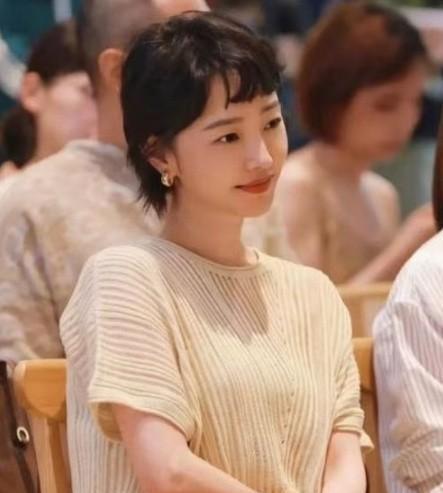 她按住了一个秘密，一按就是五年。短发，白衬衫，烧烤架前翻动肉串。大儿子17岁