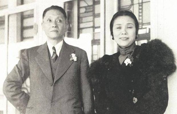 1913年，一个男人站在两千名学生面前，说完"我对不起你们"，掏出手枪对准自己胸