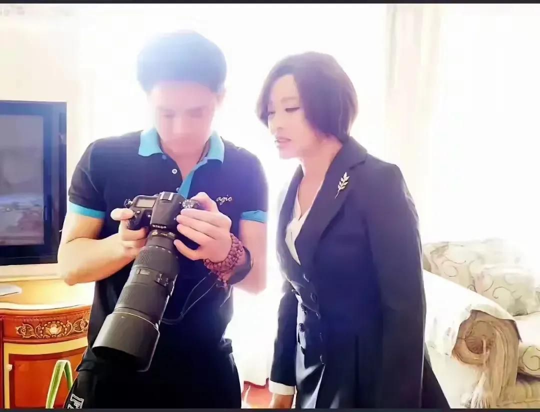一个刚刚迈入社会的愣小子，摸不清东西南北的愣头青，更是个情感小白，与一个结婚四次