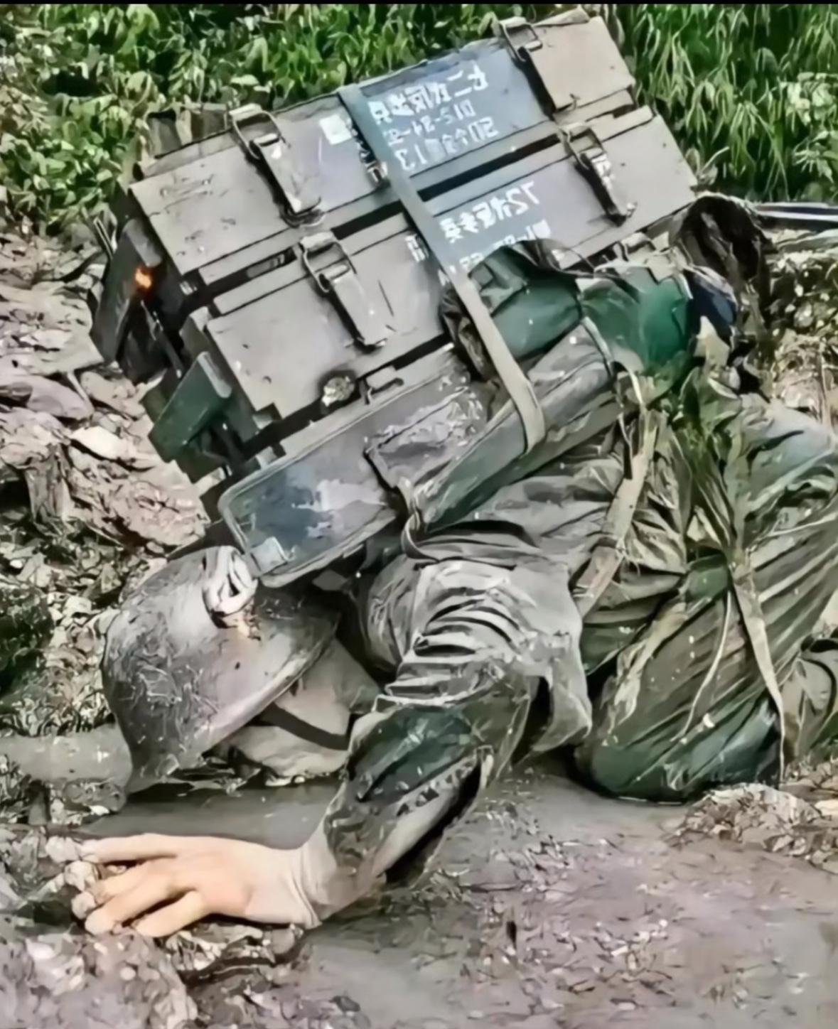 这是一个战士，在前线运送武器途中口渴趴在水洼里喝水的照片。这不是乌克兰，也不是巴