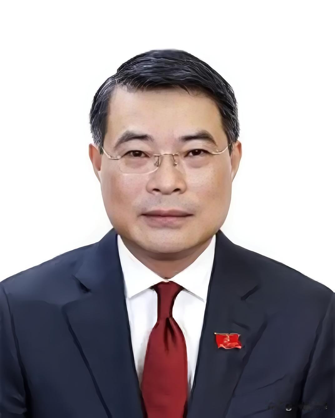 现在越南正朝着2045年的发展目标使劲冲，选能扛事的带头人成了关键，黎明兴就成了