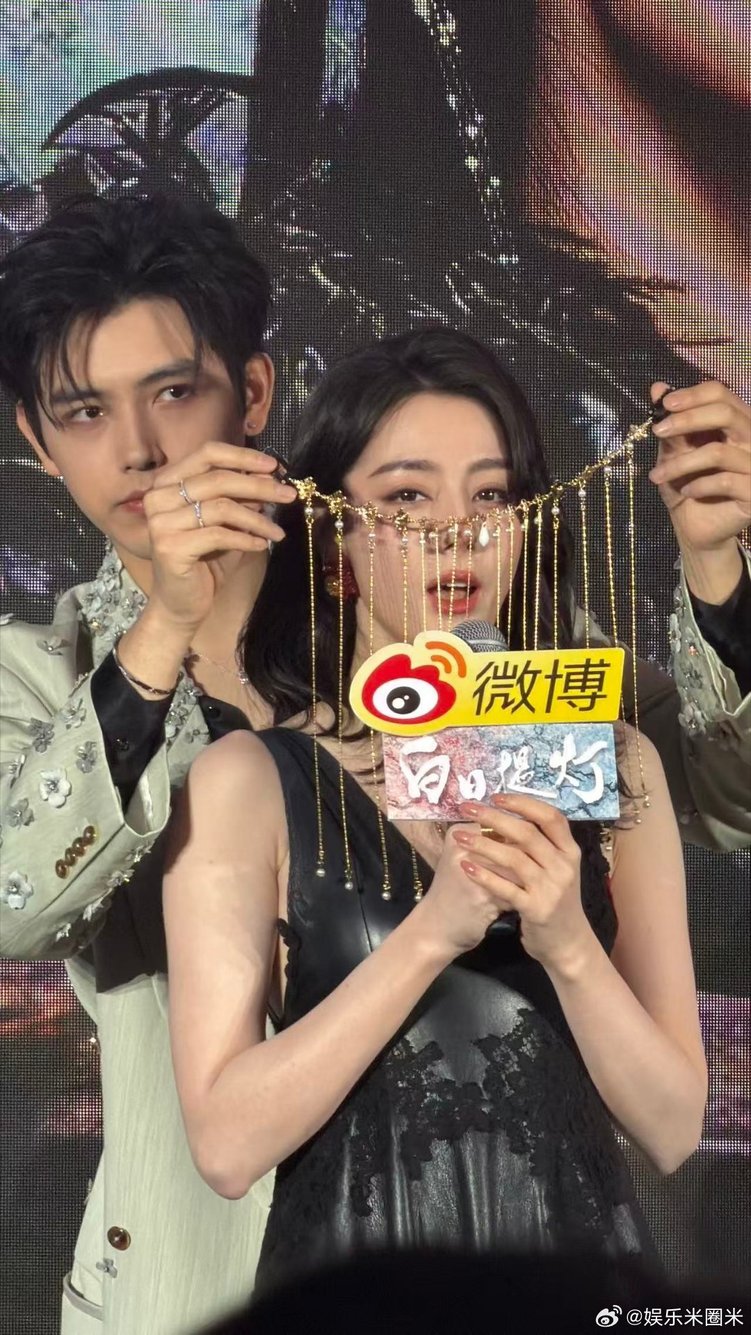 陈飞宇和迪丽热巴说悄悄话豹豹猫猫正式上线！这颜值同框谁顶得住啊，一个明艳动人一