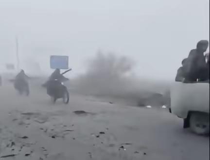 ​俄军在攻在红军城南部的时候，遇到了前所未有的机会。这时候，天突然就刮起了强烈的