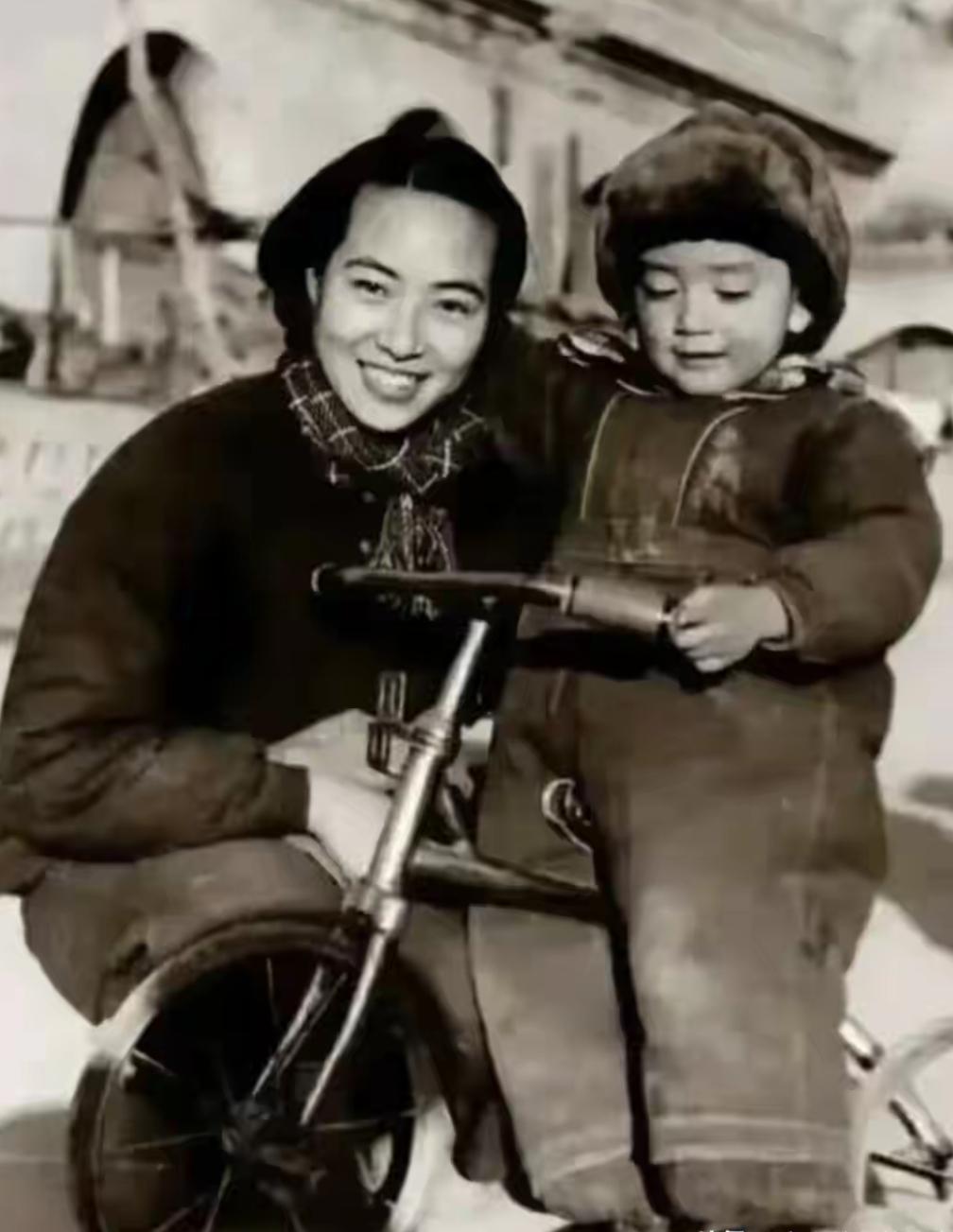 1946年的好久照片，她可以称得上是延安第一美女吗？