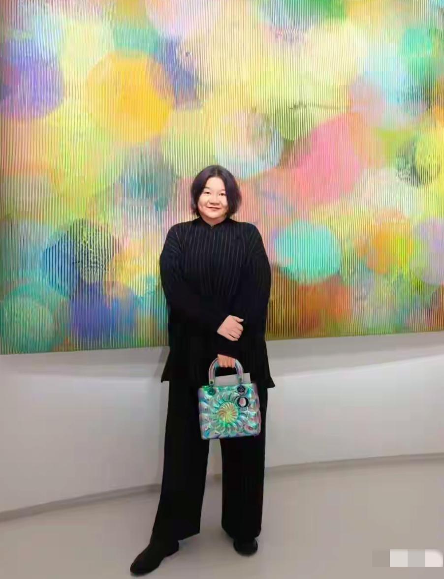 64岁洪晃近照：比之前瘦了不少，双下巴也没了踪影，发型顺滑利落，一身黑衣更显得端