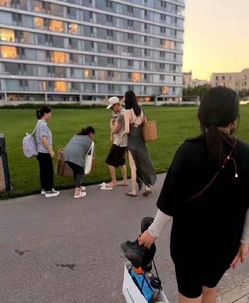 陈伟霆一家阿那亚度假，何穗开叉裙超抢眼，10个月小Win已经能爬了