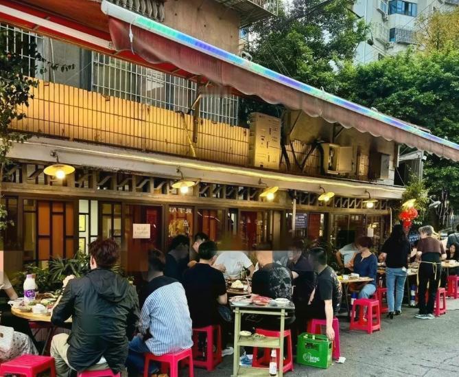 武汉一位餐馆老板说有时候只炒一两个菜，我不会打开油烟净化器。净化器开着费电，生