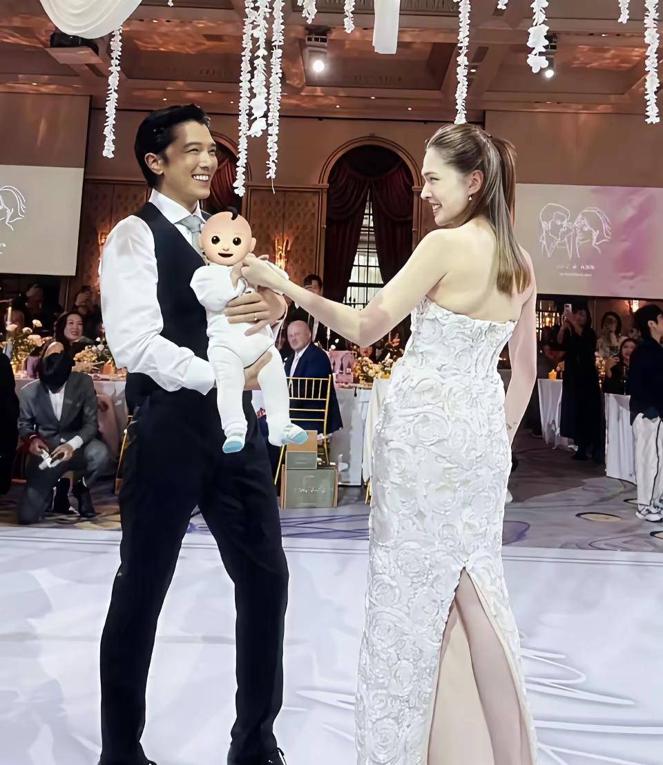 邱泽婚礼上抱娃的样子，算是把“老来得子”的开心写在脸上了。镜头扫到他时，怀