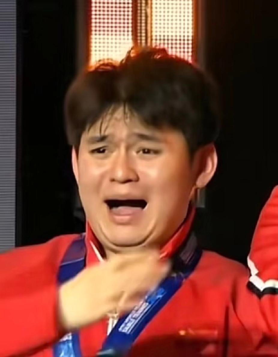 小石头不愧是国乒表情包天花板😂刷到林诗栋伦敦世乒赛领奖名场面哭唧唧、委