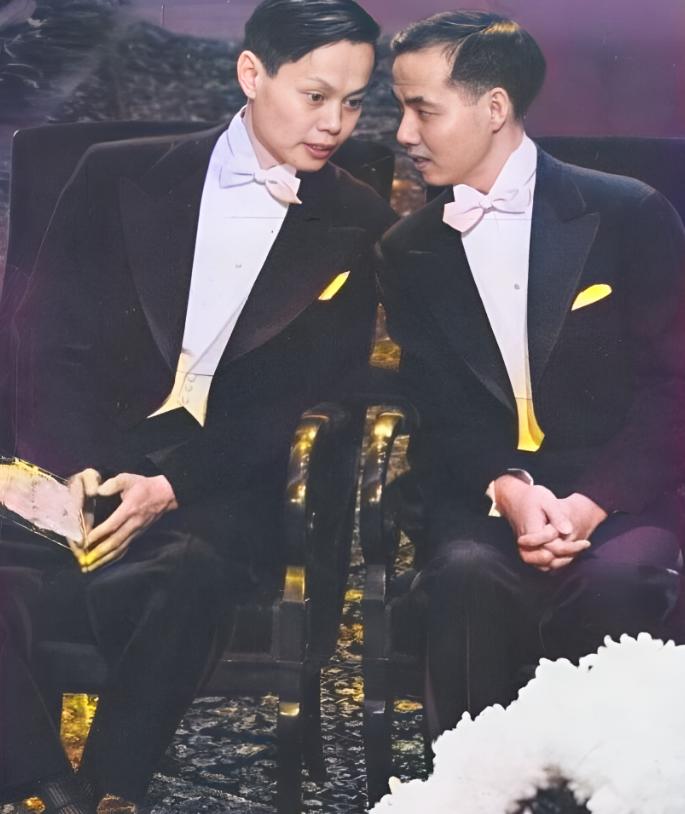 这是杨振宁与李政道在诺贝尔奖颁奖典礼现场。这一年，杨振宁35岁，李政道只