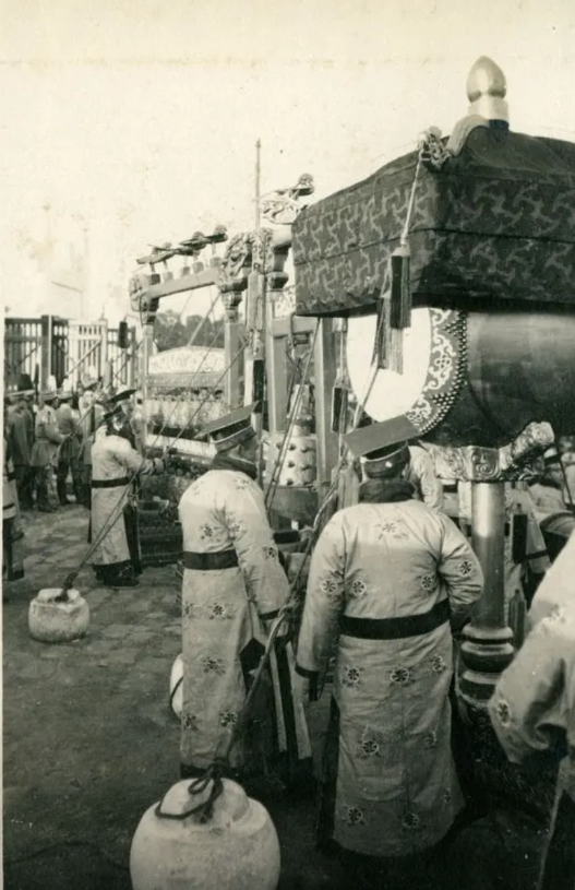 1916年，袁世凯在临死前叫来义子段芝贵，气息奄奄地吩咐道：“将来我出殡时，你务