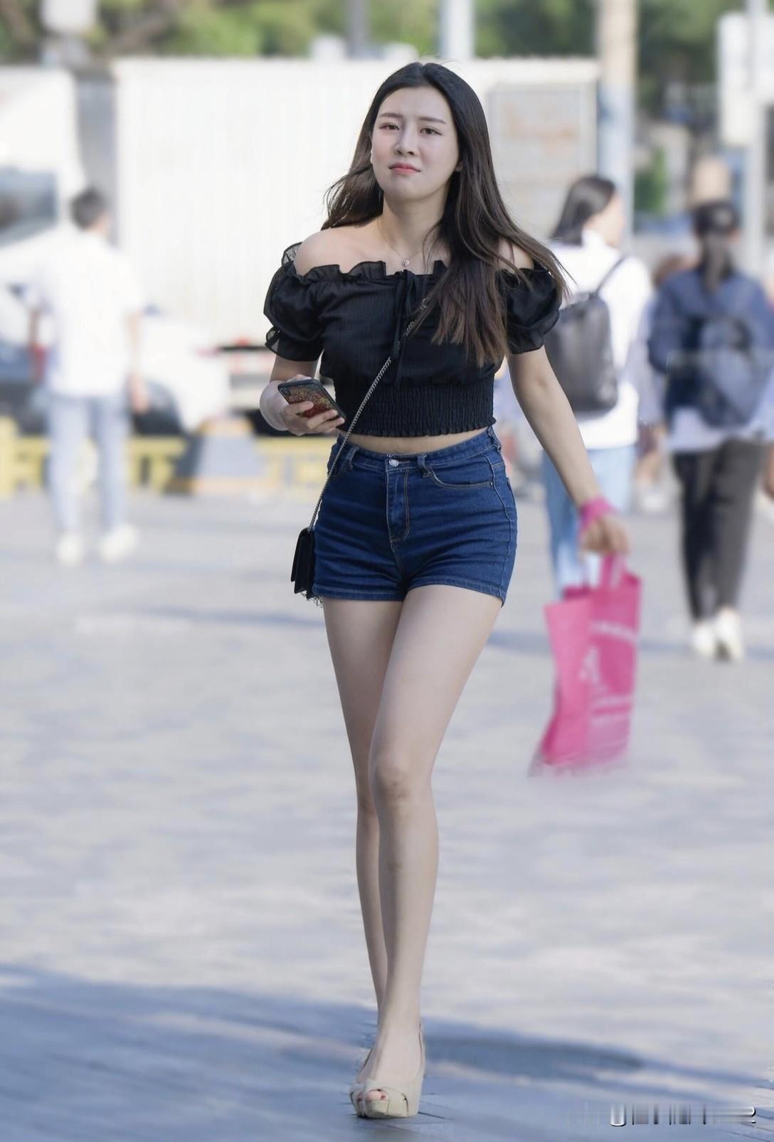 夏日穿搭指南：黑色露肩上衣+牛仔短裤，轻松出街