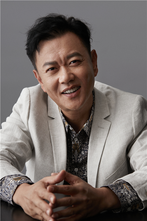 一次，冯嘉怡去一个剧组拍戏，导演发愁剧组没钱没办法在豪华酒店拍戏，便向冯嘉怡发牢