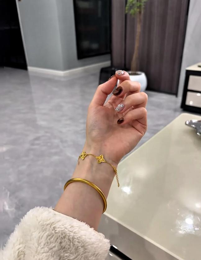 奉劝大家赶紧把金项链金手镯，都放家里，都别戴了财不外漏！现在金价疯涨，周大福