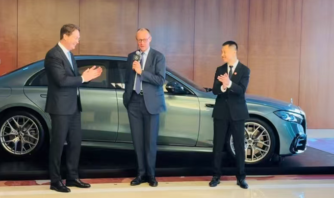 默茨跟英国首相斯塔默正好相反，斯塔默是自己想来，也明白经济上就是要靠中国，但是身