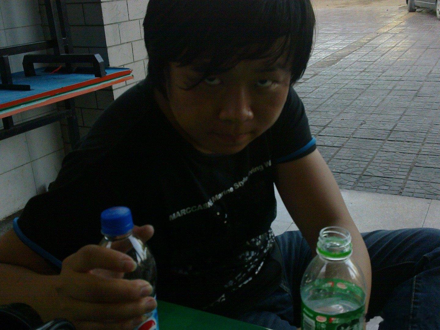 有时候会看看20岁的自己，翻着当年的相册仿佛能穿越时空。当时的世界好像跟现在完全