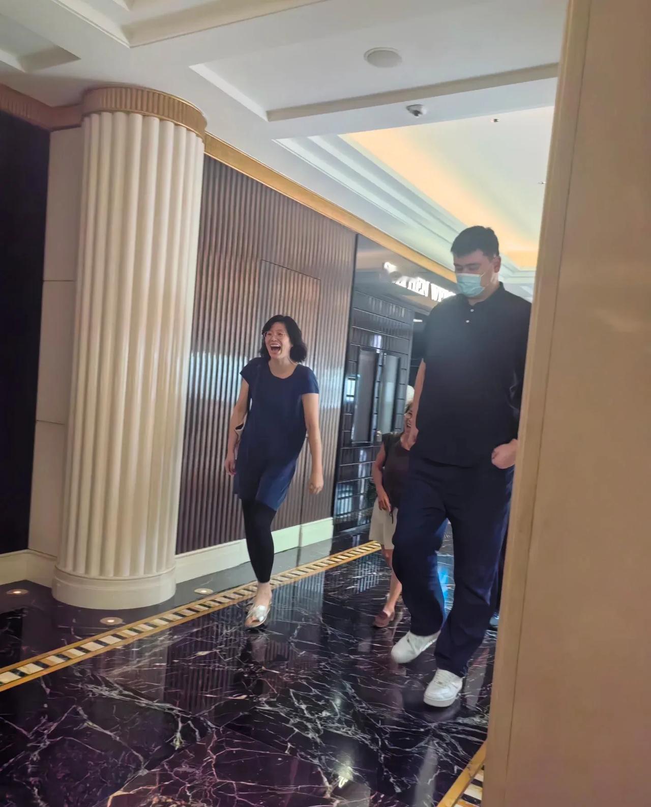 行走的巨人！姚明戴口罩后变得更显眼！姚明近日和家人一起出行，也许是姚明遭遇了