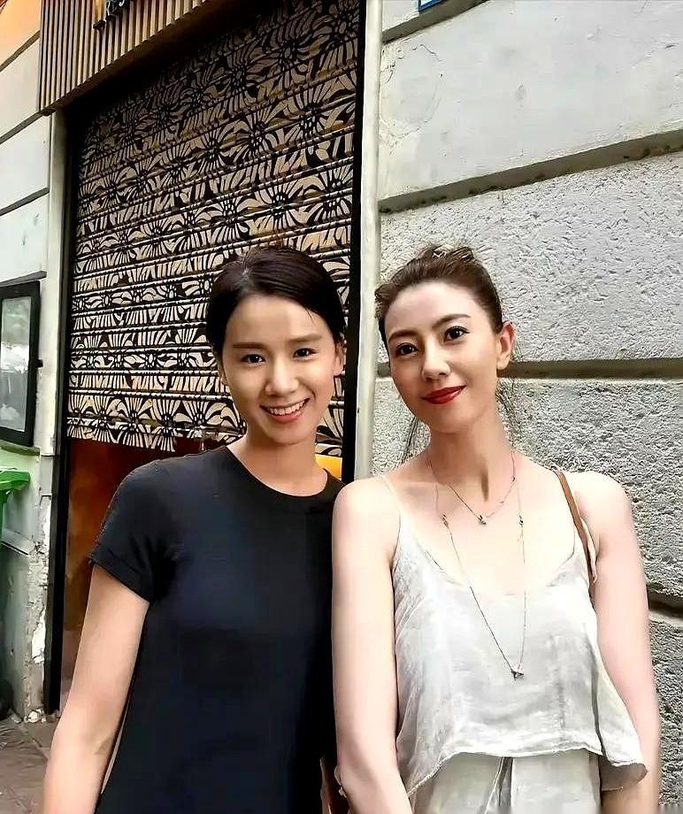 高圆圆穿件黑礼服，有人非说她肩宽显壮。同场素人一比，营销号直接开喷：“女神翻车