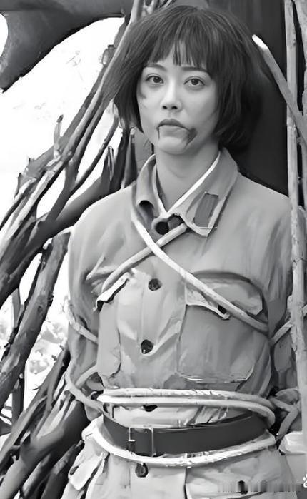 1950年甘肃剿匪一线，33团部队包围山寨，女匪首吴珍子主动缴枪投降，被押回团部