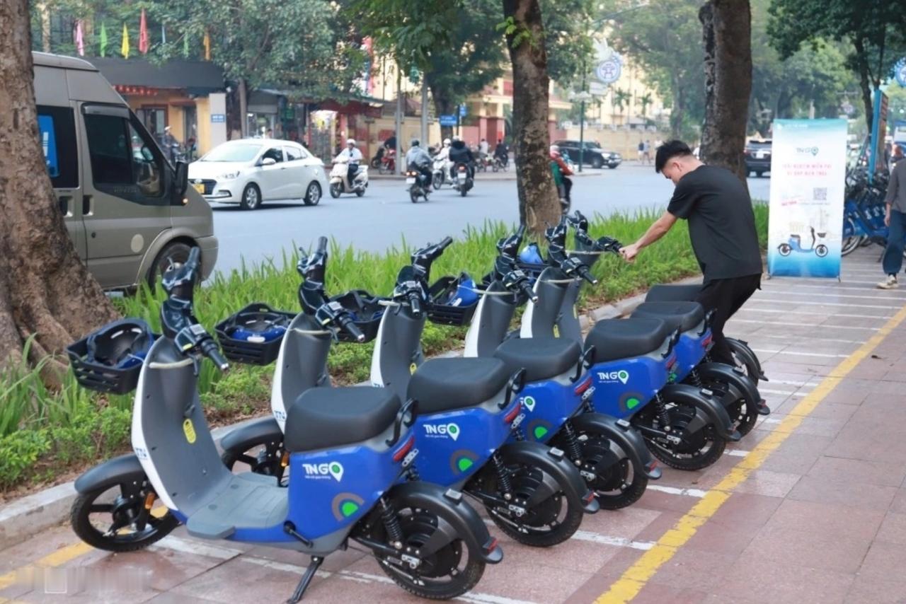 越南正式步入共享电单车时代！近日，在河内大歌剧院附近，越南首款电单车正式投入