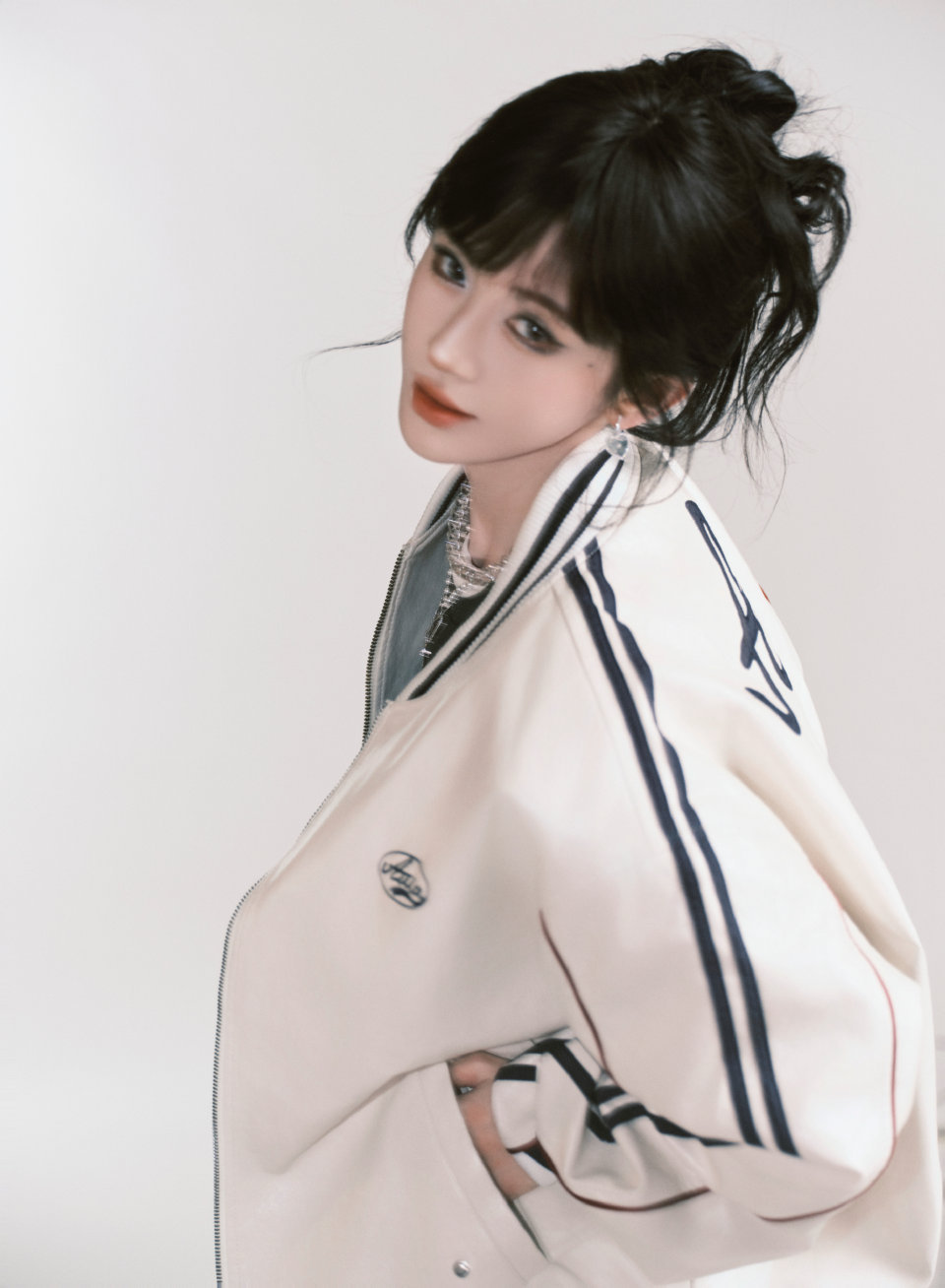 鞠婧祎俏皮灰邂逅温润珍珠鞠婧祎俏皮反差look小鞠俏皮反差这块儿！娱乐