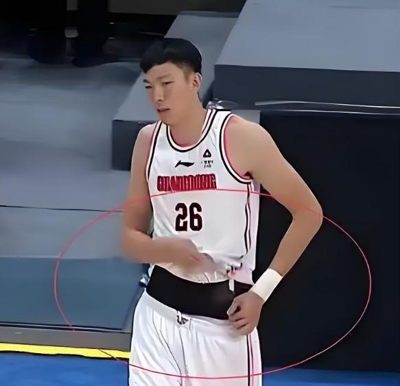 周琦得不偿失！男篮集训伤腰被批，男篮名单也没他周琦这次确实栽了参加集