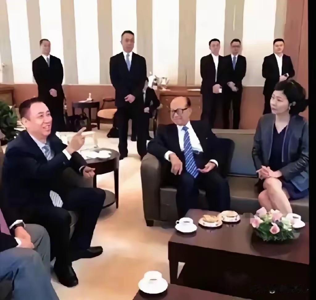 家印：我讲几句哈！老李：洗耳恭听家印：房地产的辉煌才刚刚开始呀老李：嗯嗯