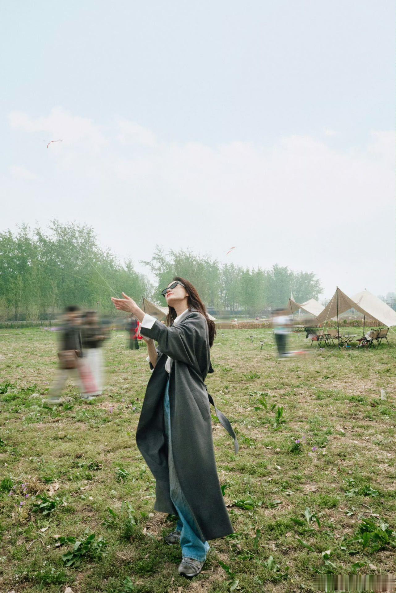 张小斐的生图状态好牛！真人巨白，穿风衣气场全开！又帅又松弛。第一反应绝对的帅！