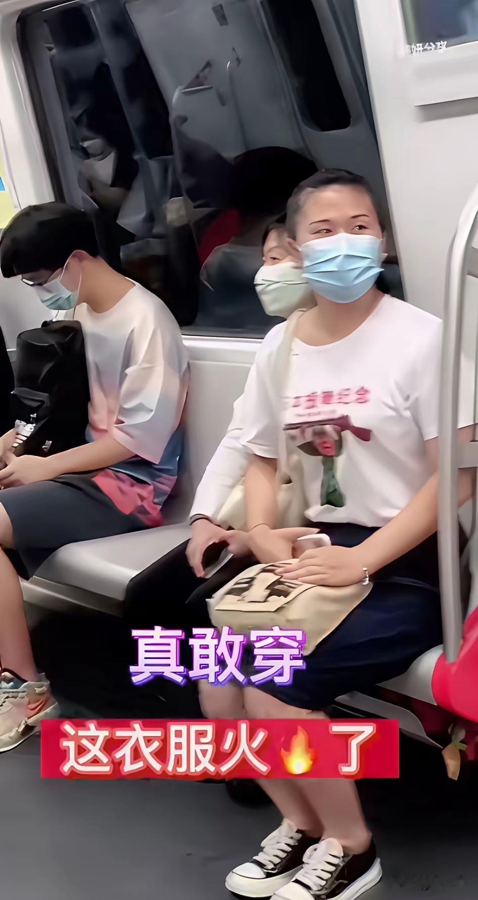 不得不佩服现在的00后，在大是大非面前，比我们这些70，80后勇敢多了，看到他们