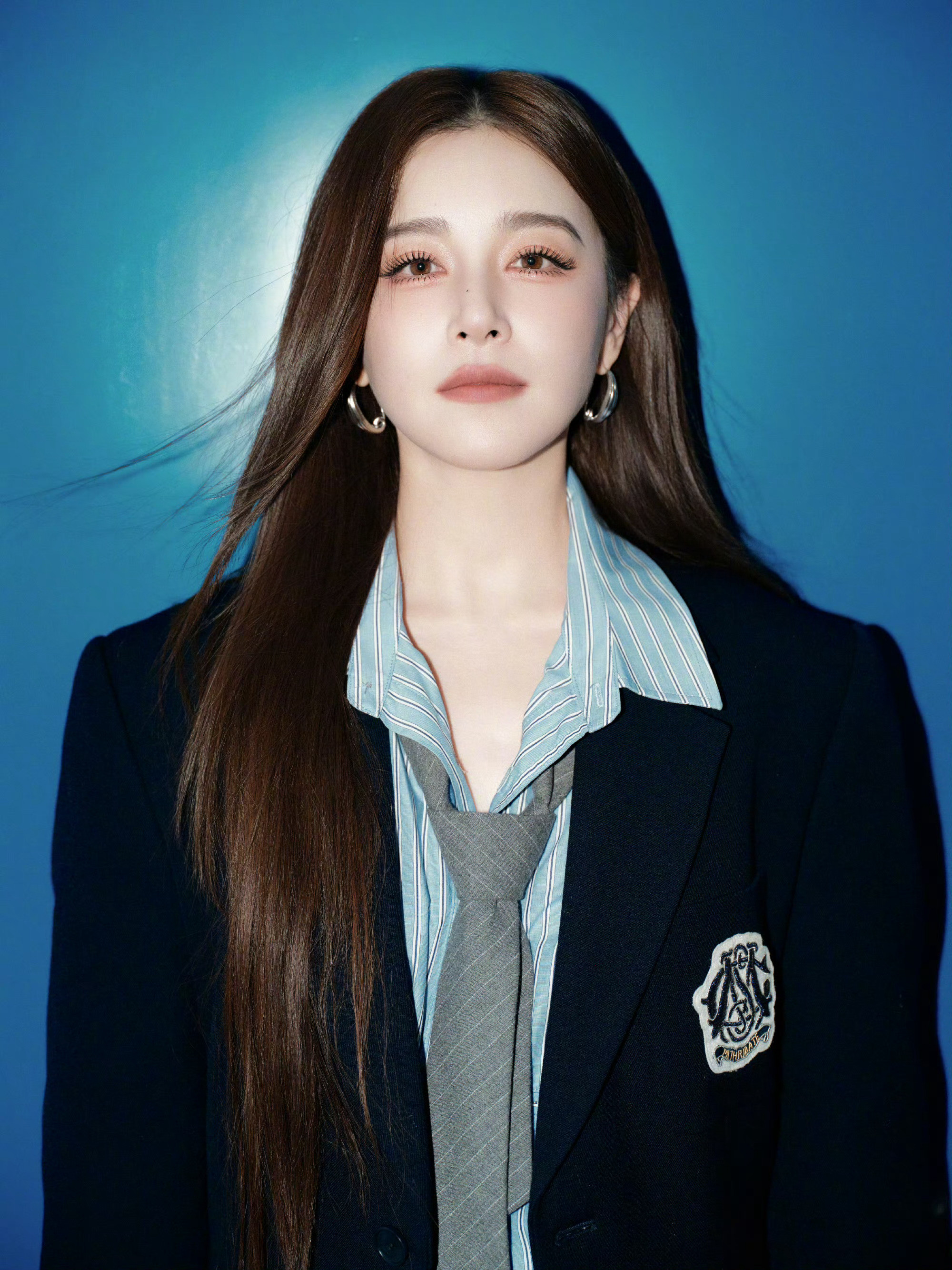 阚清子美式学院证件照美式证件照来啦🪪天塌下来有阚清子的脸顶着这个烤茄子真的瘦