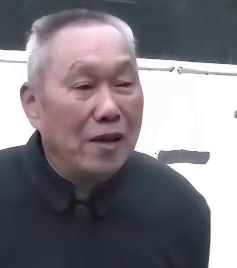 1993年，湖南，16岁女孩考上高中，因家里没钱，只好到县城做保姆，60岁退休老