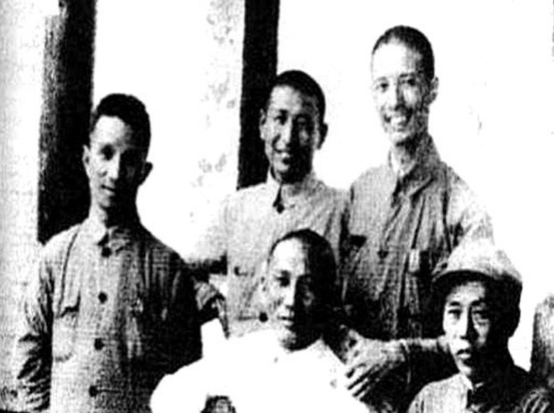 1972年，军事科学院副政委钟期光上将因病瘫痪，他的2个儿子参军无门。俩孩子