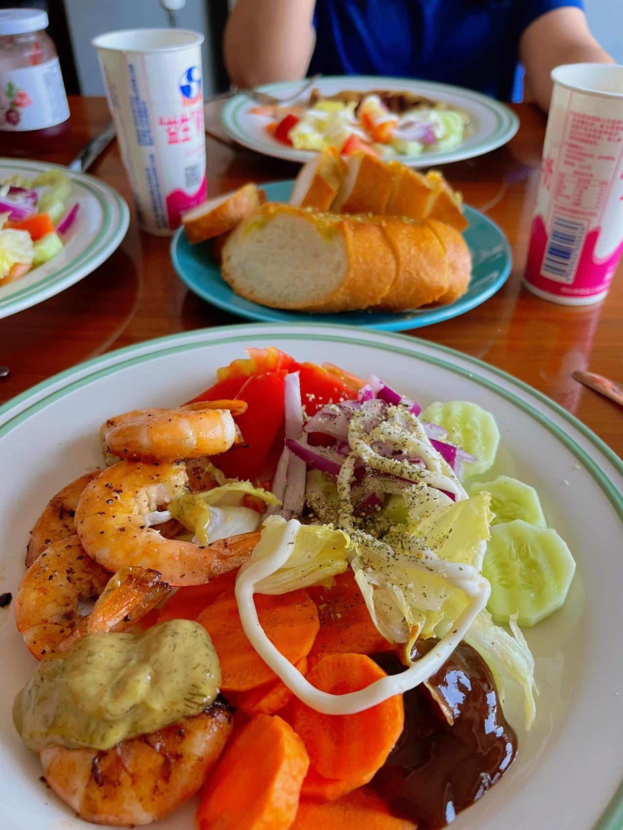 其实西式早餐一点也不麻烦，动火的只是煎个牛排和虾，其余的切吧切吧就行了，淋上点酱