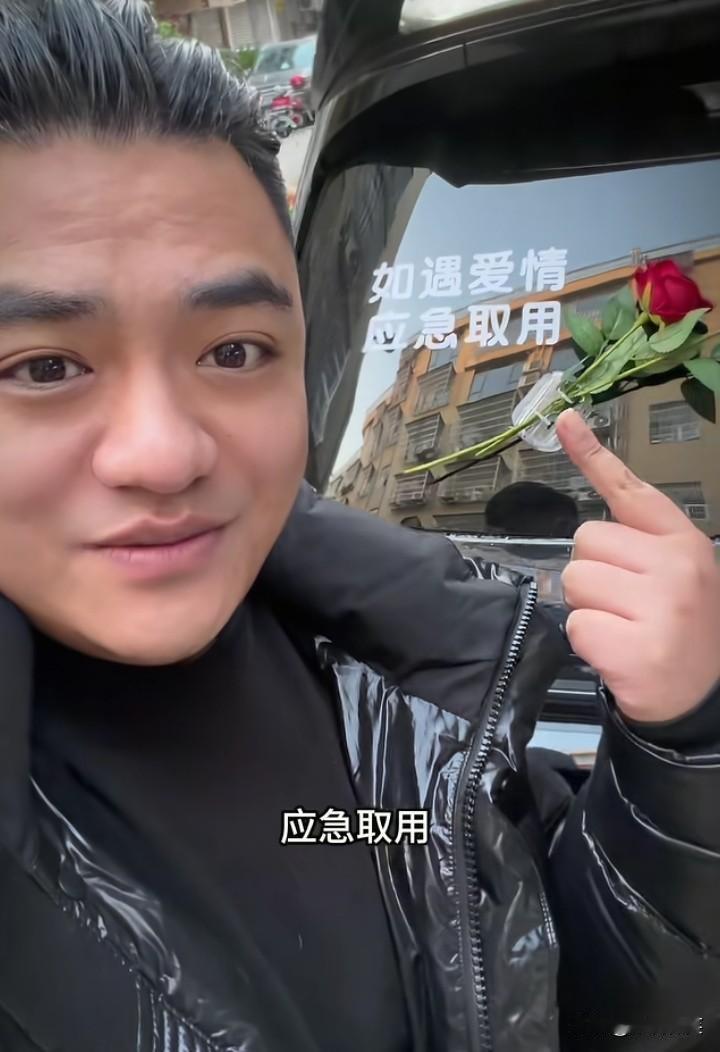 博主“颜祸祸的朋友圈”在路上看到一辆理想车的后窗上插着两枝玫瑰花，并配文：“如遇