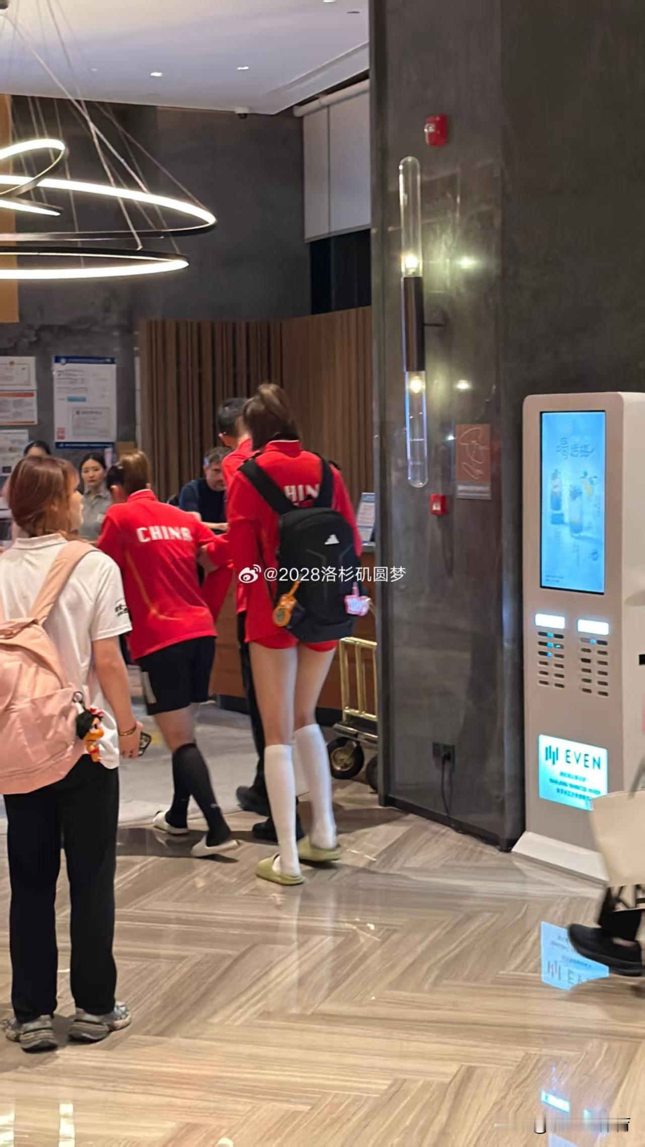 中国女排获胜后迎来坏消息：倪非凡和龚翔宇受伤。不过她们的伤势应该不严重，龚翔宇在