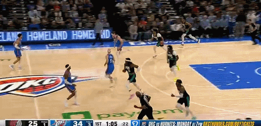 飞起单臂补扣~！！！