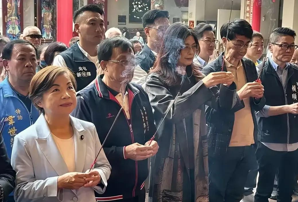 台中市长参选人的提名备受关注。杨琼瓔今日在台中明确表示，按照既定安排提名协调会在