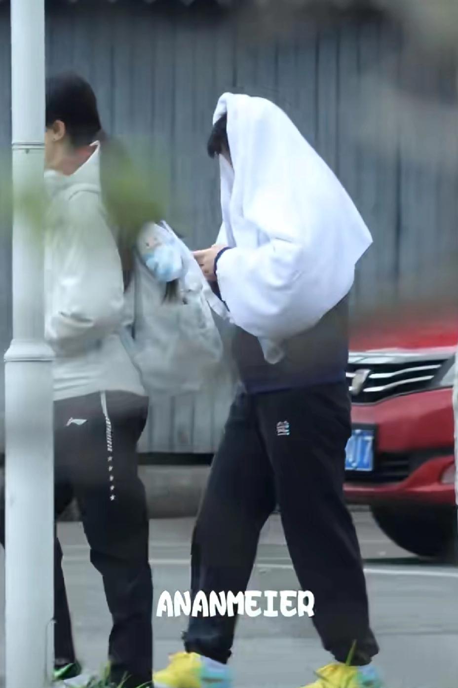 别以为用毛巾裹起来就不认识你了，这走路姿势局里局气的，一看就知道你是谁。