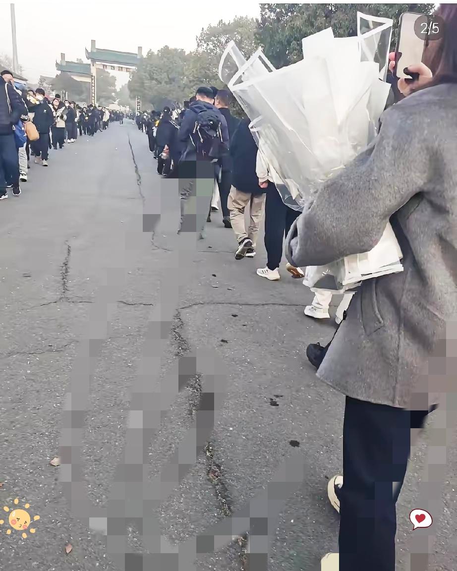 我预料到了今天会有很多人来送他，也预料到会满是不舍与哽咽，可真看到清晨苏州殡仪馆