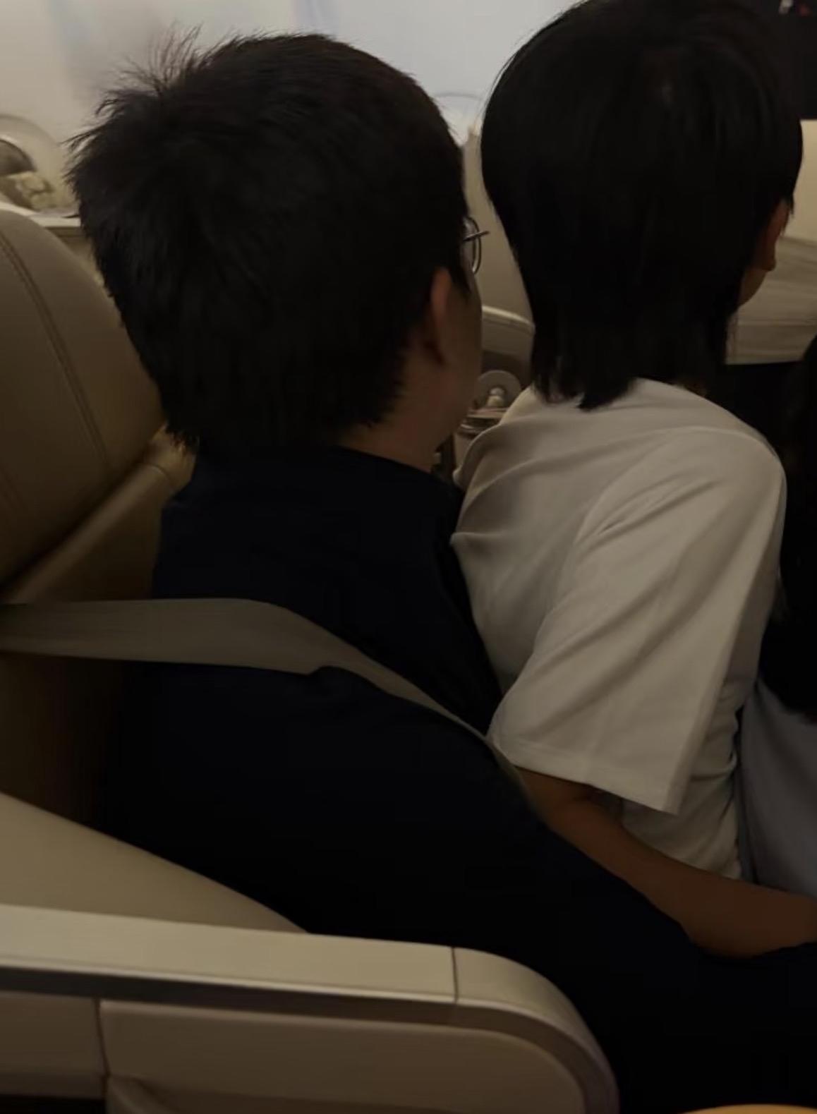 杨颖的弟弟杨帆罕露面，在飞机上抱着小海绵照片曝光，果然弟弟都要帮姐姐带孩子，明星