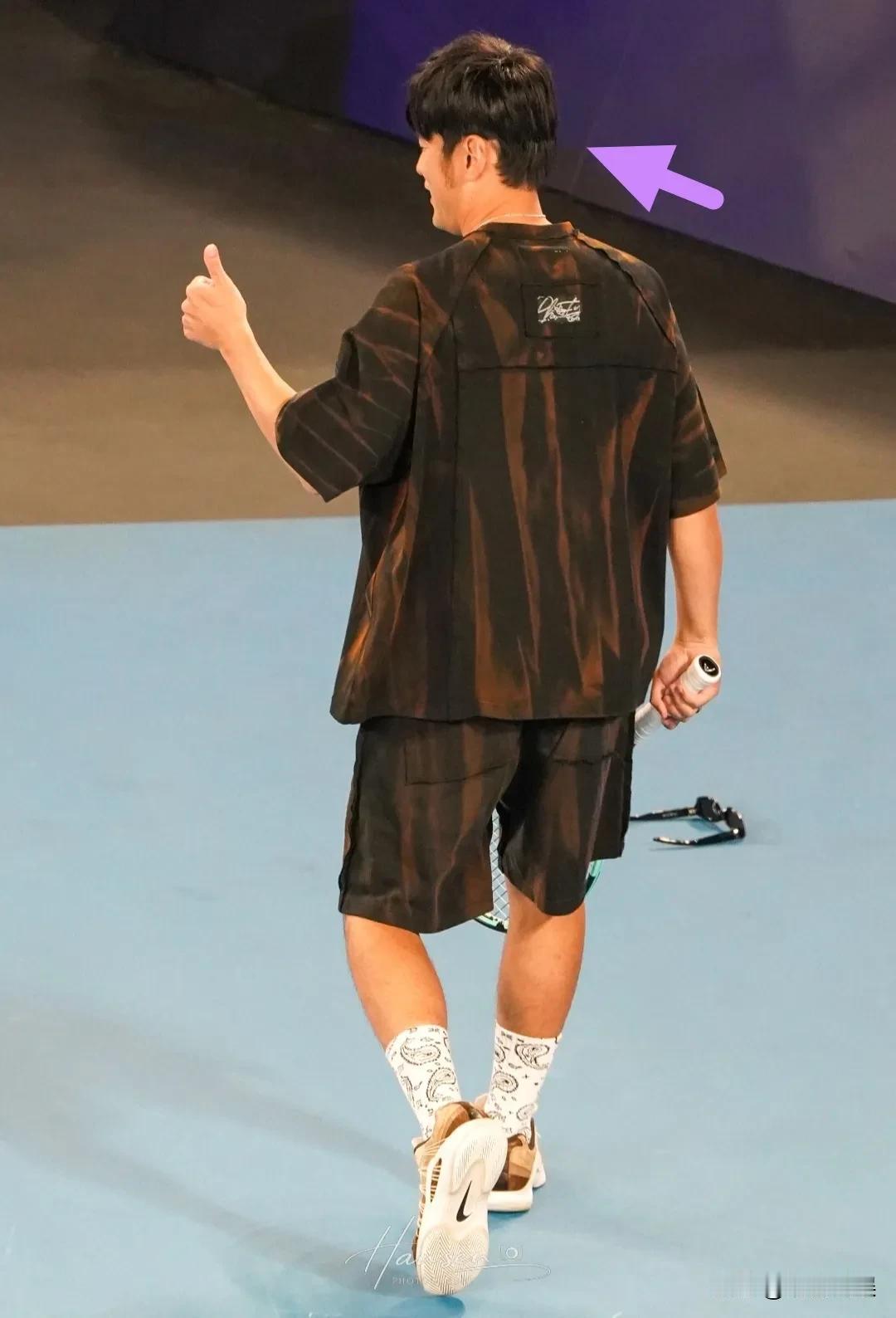 周杰伦这么有钱，用的假发也这么次吗？[捂脸哭]看他在澳网亮相，上场没两下就下场了