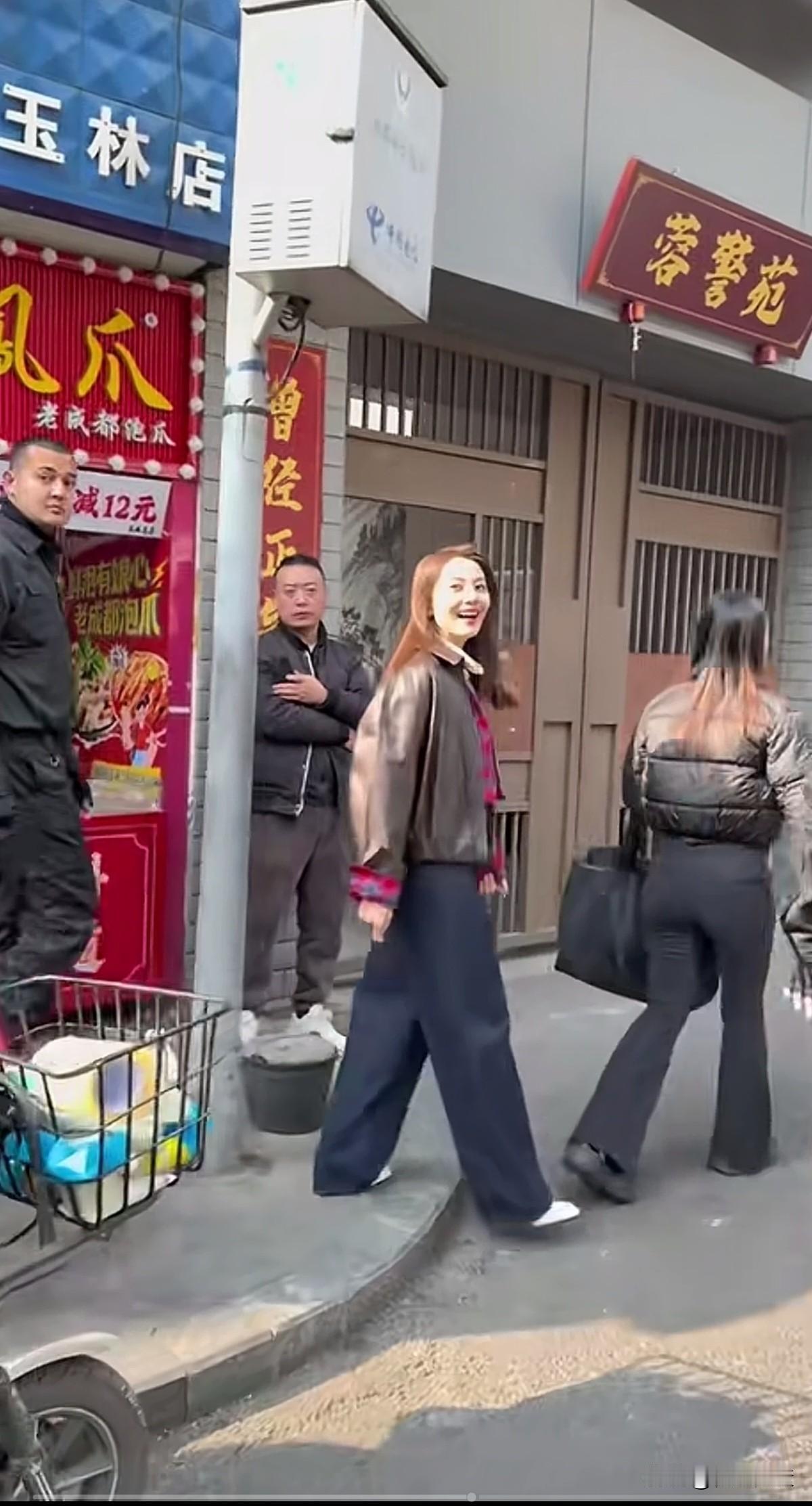 国民女神高圆圆气质还是很好的，笑靥如花，回眸一笑百媚生，盖世容颜，百年不遇，