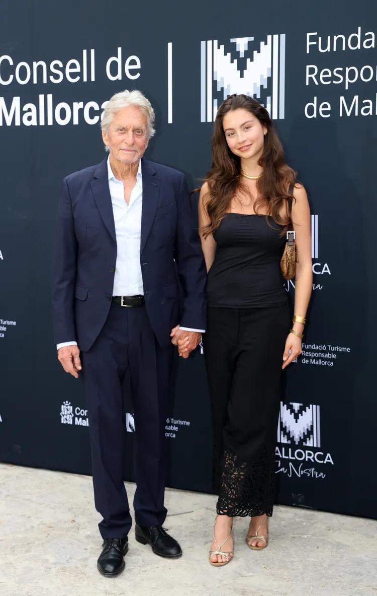 81岁的迈克尔·道格拉斯（MichaelDouglas）带着他跟凯瑟琳·泽塔-