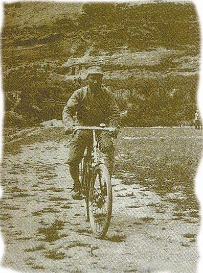 1938年的延安，朱德总司令骑着自行车匆匆赶路，恰巧被八路军总政宣传部摄影师田野