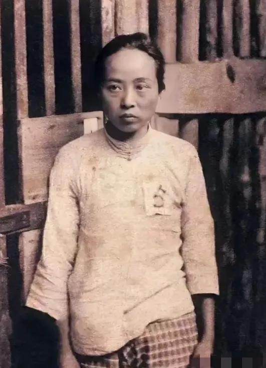 1937年日军侵犯了魏文全，她胸前囚衣上的