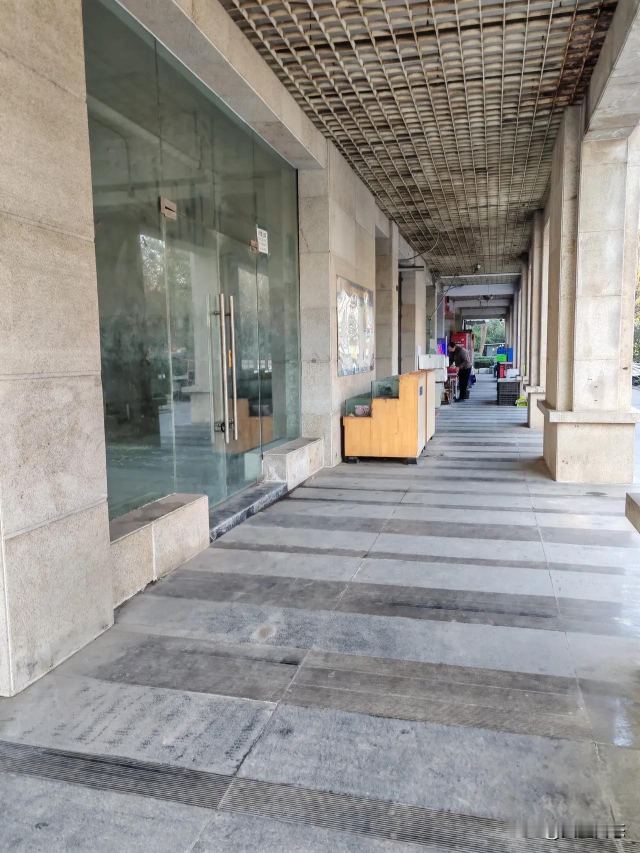 当年花巨资买下的商铺，如今砸手里了，每月倒贴800，到底该不该割肉？真服了，