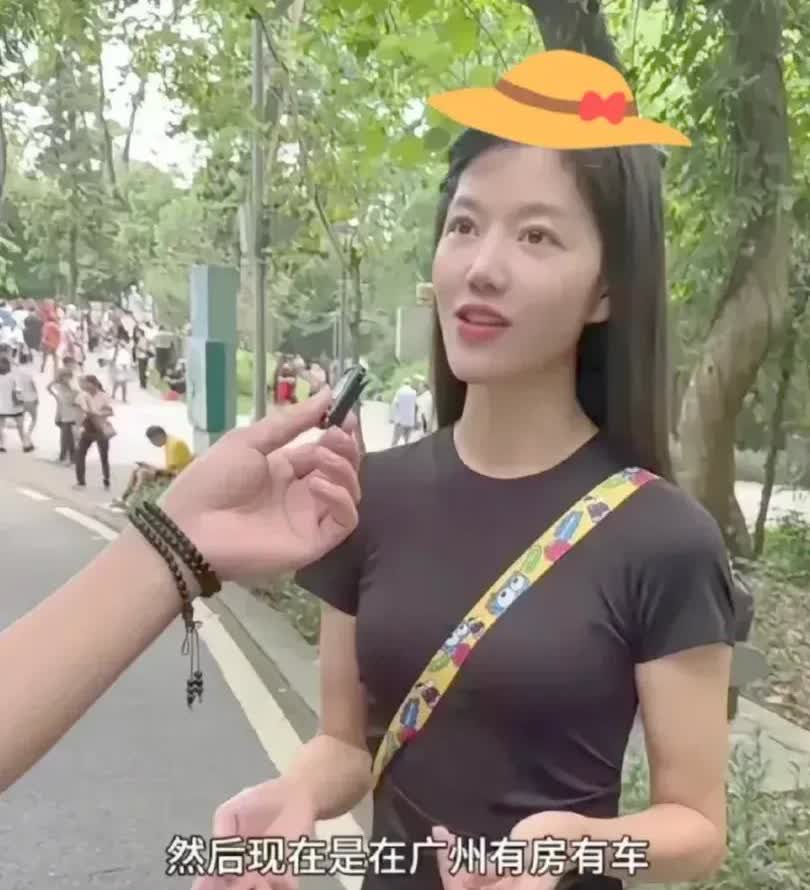 近日，广州天河公园的相亲角里，一位离异女子吸引了众人的目光。这女子身形苗条，