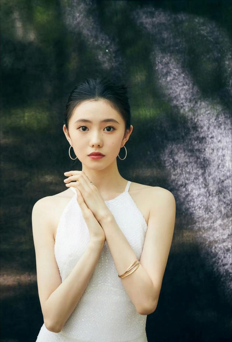 2016年，张艺谋认真叮嘱16岁的刘浩存:“你就等着啊，别乱接戏，别拍广告，保持