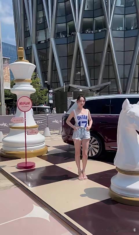 老天呐，差点没认出来。一开始还以为是一个普通网红，万万没想到啊！