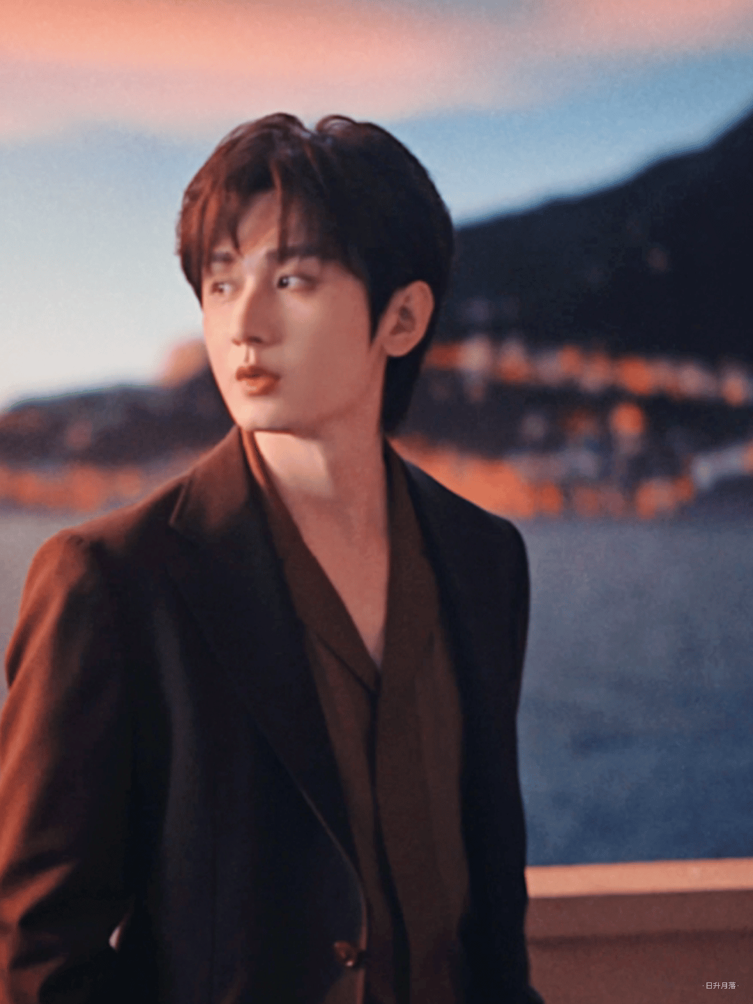 好喜欢成毅这漫不经心的一转身，夕阳下，咖色西装利落又温柔，手随意插兜，自带一种慵